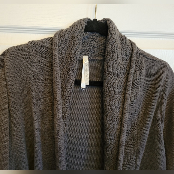 Leo & Nicole Thick Gray Sweater Cardi w/Flattering Knit & Crochet Detailing - Picture 7 of 13